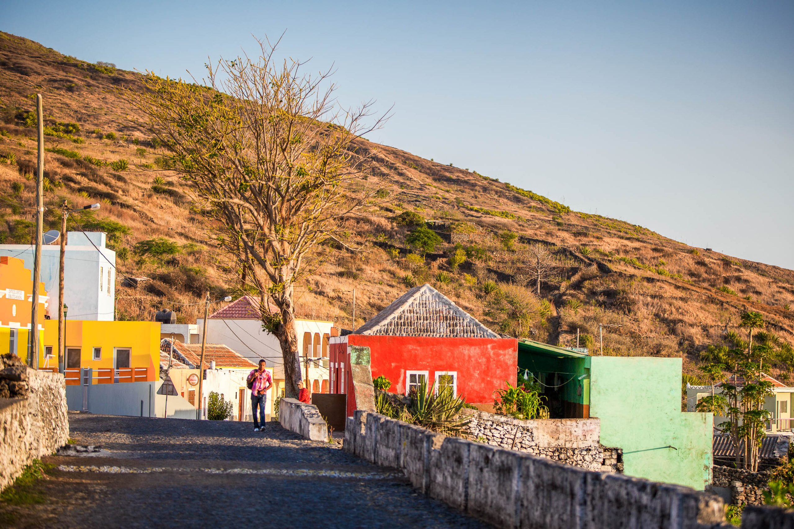 Auf der Insel Fogo werden die Gäste von verschlafenen Dörfchen mit farbenfrohen Häusern erwartet, Kap Verde