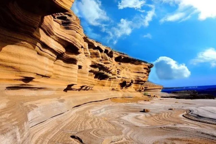 Full day tour: Walk along Praia Branca – São Nicolau Island